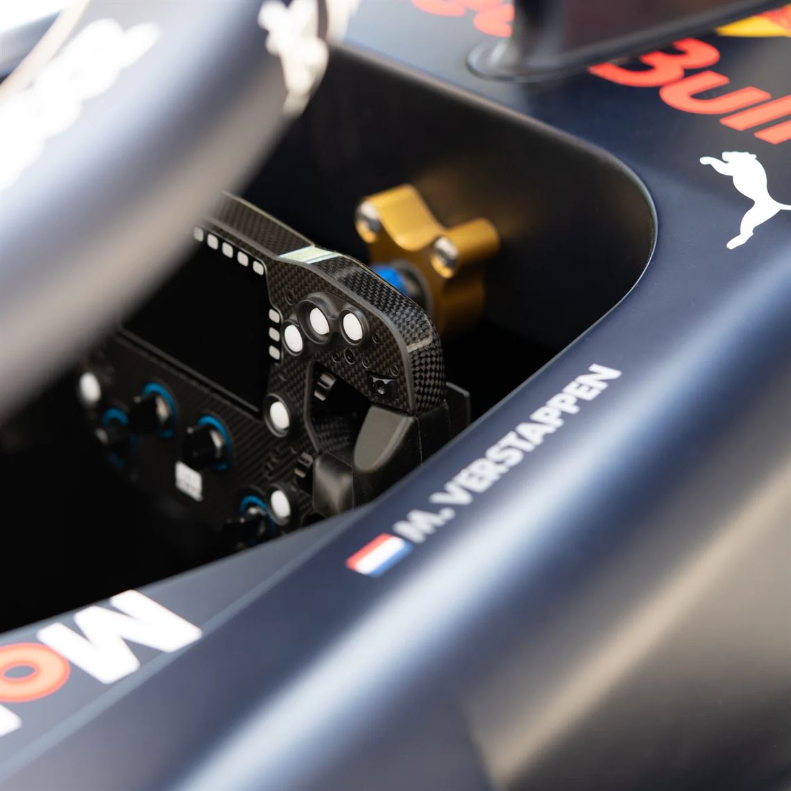 official-2022-red-bull-racing-rb18-f1-simulat